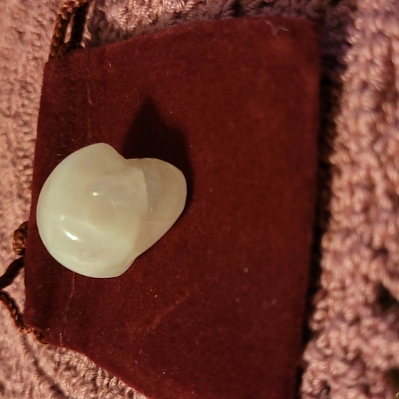 Mini Rose Quartz Skull - Picture 8 of 8